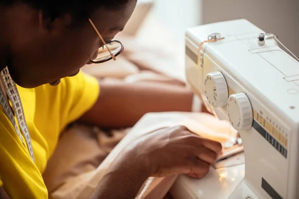 Primer plano costurera manos trabajando en la máquina de coser en casa — Foto de Stock