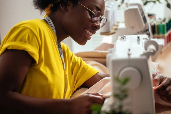 Primer plano costurera manos trabajando en la máquina de coser en casa —  Fotos de Stock