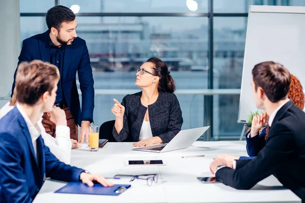 Líder de equipe e empresário líder em reuniões de negócios internas informais — Fotografia de Stock