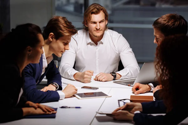 Business, technologie en office concept - lachende baas in gesprek met business team — Stockfoto