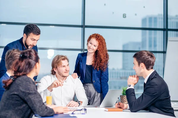 Zakenman maken van presentatie op kantoor — Stockfoto