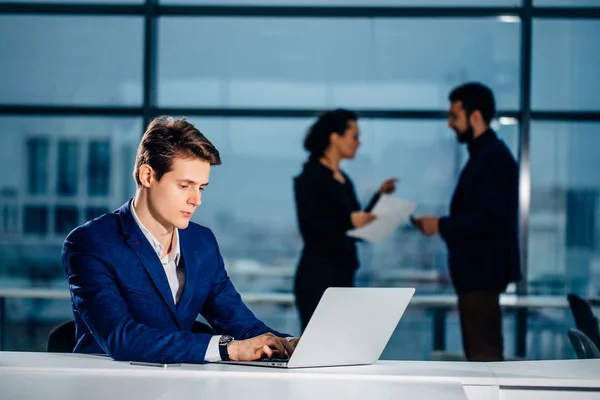 Homem de negócios ou contador trabalhando no computador portátil com documento comercial — Fotografia de Stock