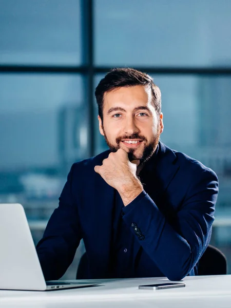 Hombre de negocios o contador que trabaja en el ordenador portátil con el documento de negocios — Foto de Stock