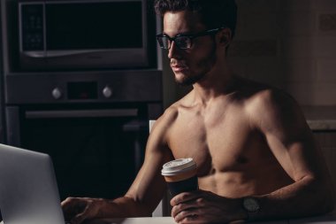 Adam Laptop istimal uygun ve sabah kahve içmek