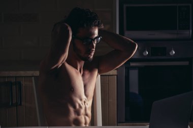 Genç fiziksel olarak uygun adam poz ve Laptop istimal