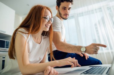 ekran işaret eden adam evde, birlikte vakit laptop ile Çift