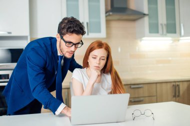 İki analistler online veri laptop önünde tartışıyor