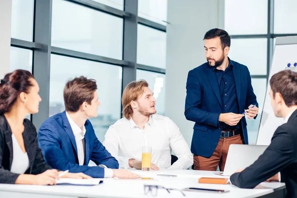 Főnök vezető coaching hivatalban. A munkahelyi képzés. Üzleti és oktatási koncepció — Stock Fotó