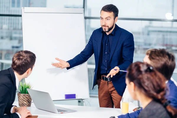 Patron leader coaching dans le bureau. Formation sur le tas. Concept d'entreprise et d'éducation — Photo