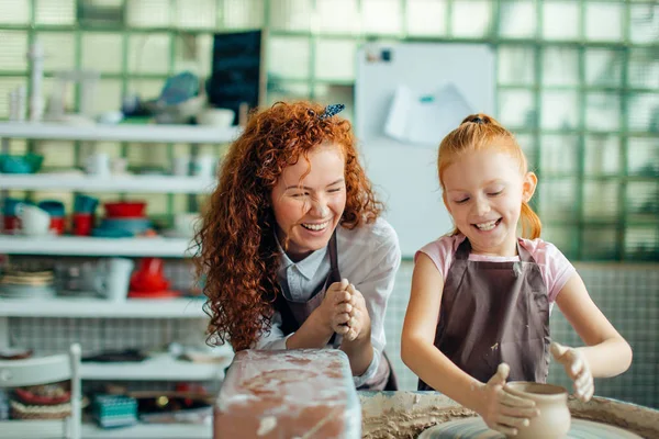 Redhead sisters make a pitcher of a pottery wheel — Stock Photo, Image