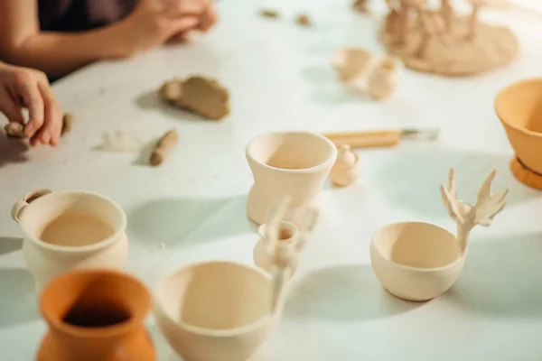 Миски ручной работы. Чашки из глины коричневого цвета . — стоковое фото