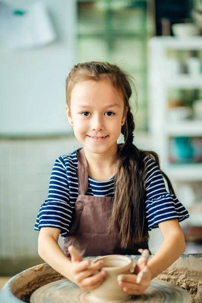 子供は、土鍋から sculpts します。轆轤のモデリング. — ストック写真