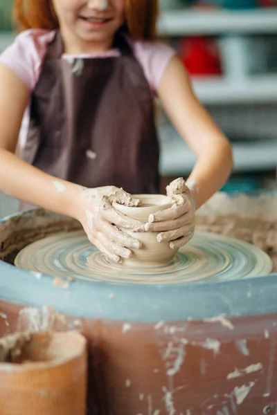 Manos de alfarero joven, cerca de las manos taza hecha en la rueda de cerámica —  Fotos de Stock