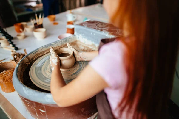 Hände junger Töpfer, aus nächster Nähe geschnitzte Tasse auf Töpferscheibe — Stockfoto