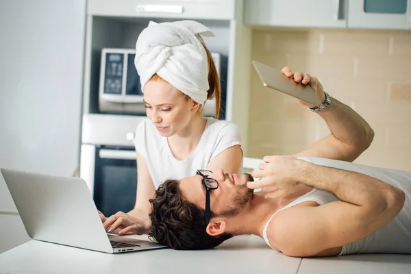 Paar iets zoeken op laptop en tablet thuis — Stockfoto