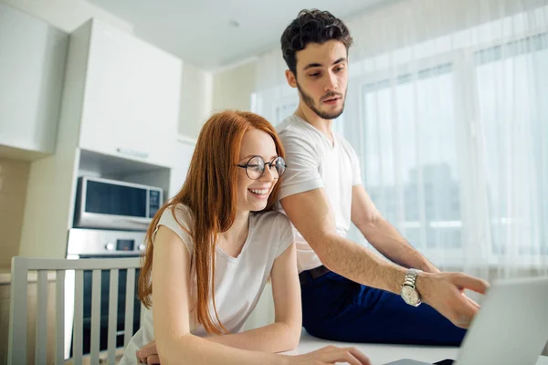 Paar kijken naar foto's van honing maan samen, omarmen. Ze zijn zo blij — Stockfoto