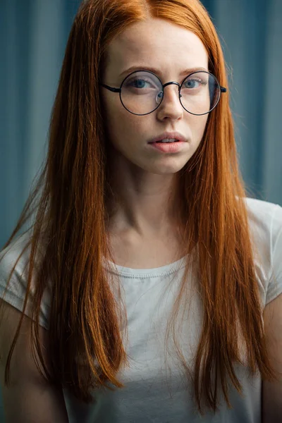 Hermosa cara de chica pelirroja con gafas de primer plano — Foto de Stock