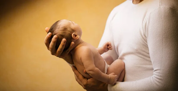 窓の近くの父保持新生児 — ストック写真