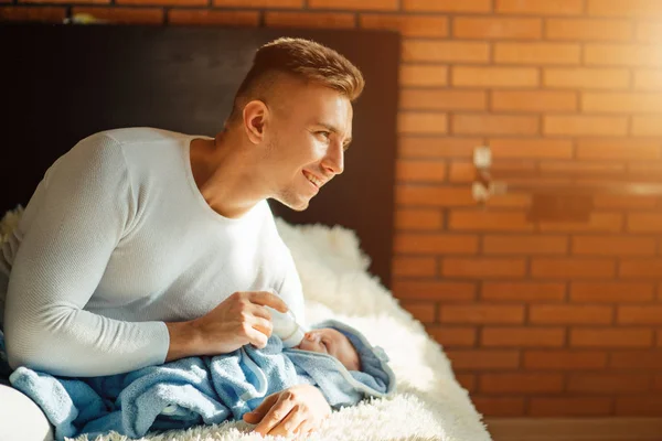 Yeni doğan bebek evde beslenme baba — Stok fotoğraf