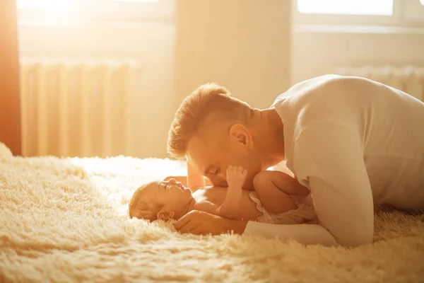 Baba ile bebek yatak odasında oynarken — Stok fotoğraf