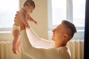 Baba ile bebek yatak odasında oynarken