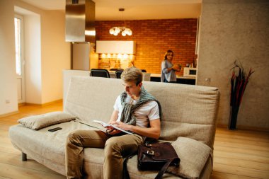 adam oturma kanepe süre kitap okuma