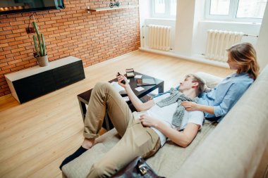 Evde televizyon film izlerken Çift