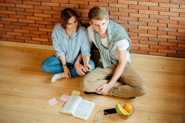 Çift öğrencilerin sınıf dışında oturan ve birlikte eğitim