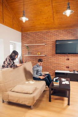 öğrencilerin ev iç ebook ile birlikte muayene için öğrenme