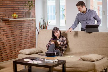 öğrencilerin ev iç ebook ile birlikte muayene için öğrenme