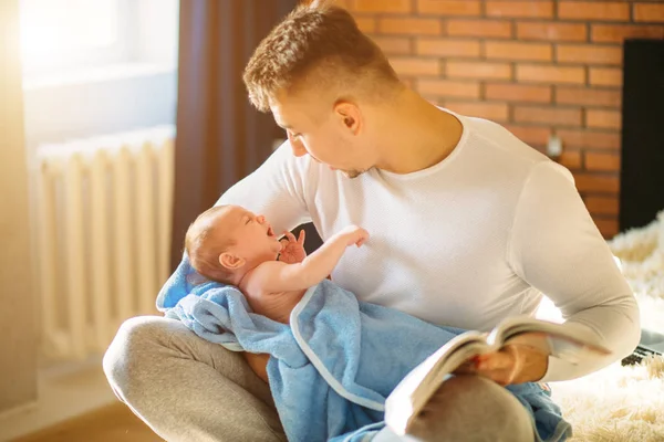 Giovane padre e lettura libro al piccolo bambino — Foto Stock