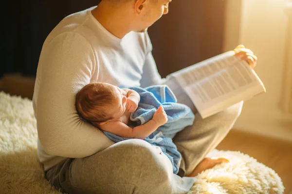 Jeune père et livre de lecture pour petit bébé — Photo