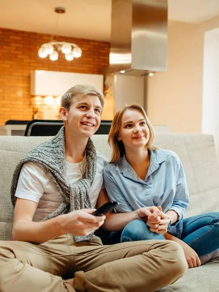 Para w domu oglądając film w telewizji — Zdjęcie stockowe
