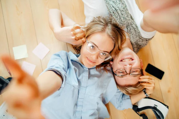 Coppia studiare mentre sdraiato sul pavimento a casa — Foto Stock