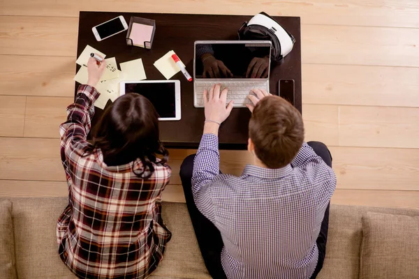 Studenter par förbereder sig för tentor. ovanifrån — Stockfoto