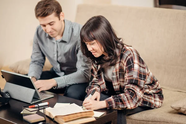 Twee studenten werken aan een project op laptop, is de sfeer gezellig en warm — Stockfoto