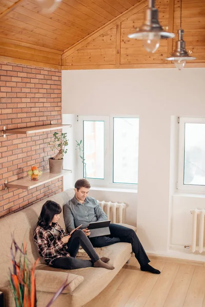 Zwei Studenten bereiten sich in Wohnung auf Prüfungen vor — Stockfoto