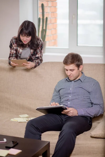 Estudiantes que aprenden para exámenes junto con eBook en el interior del hogar — Foto de Stock