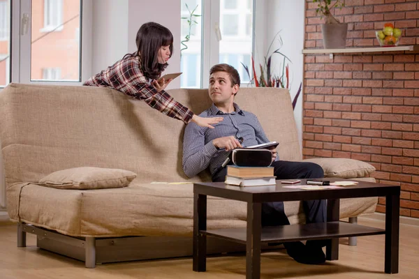 Studenten leren voor de examens samen met ebook in interieur — Stockfoto