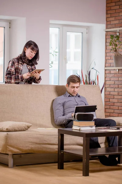 Estudiantes que aprenden para exámenes junto con eBook en el interior del hogar — Foto de Stock