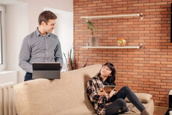 Schüler lernen für Prüfungen gemeinsam mit eBook im heimischen Interieur — Stockfoto