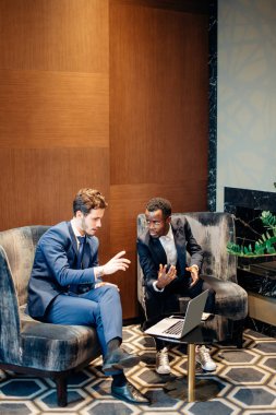 bilgi modern ofis meslektaşım ile görüşmek üzere dizüstü kullanarak iş adamı