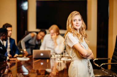 Kadın işçilerin kameraya işçiler ile arka plan üzerinde seyir.