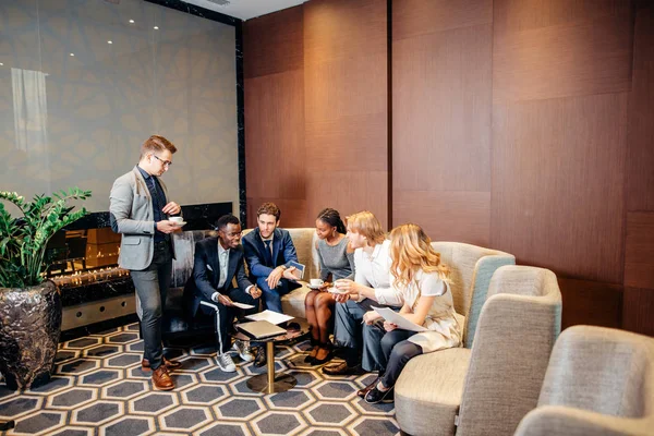 Üzleti csapat és a menedzser találkozó, közelről — Stock Fotó