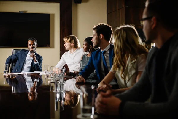 Černý muž šéf mluvit obchodního týmu v konferenční místnosti — Stock fotografie