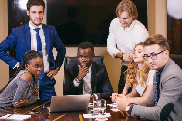 Equipe de negócios em reunião no escritório moderno brainstorming, trabalhando no laptop — Fotografia de Stock