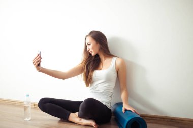 katta oturan ve smartphone fitness salonunda selfie yapma kadın