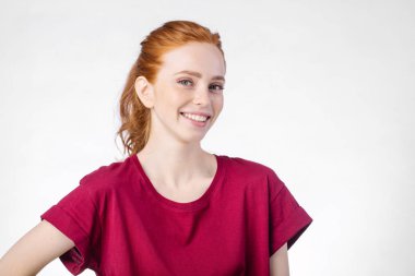 gülümseyen kadın izole üzerinde beyaz arka plan poz