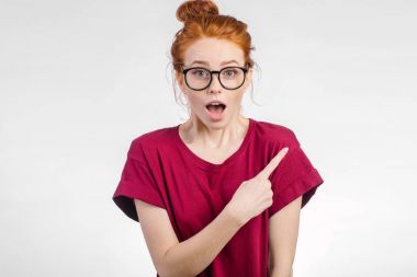 Sürpriz kız boş kopya alanı onun parmak beyaz arka plan ile gösterilen