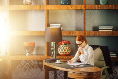 Tablet bilgisayarı kullanan genç iş kadını